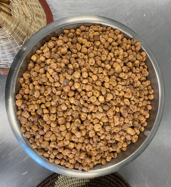 Souchet bio (amandes de terre) dans un bol