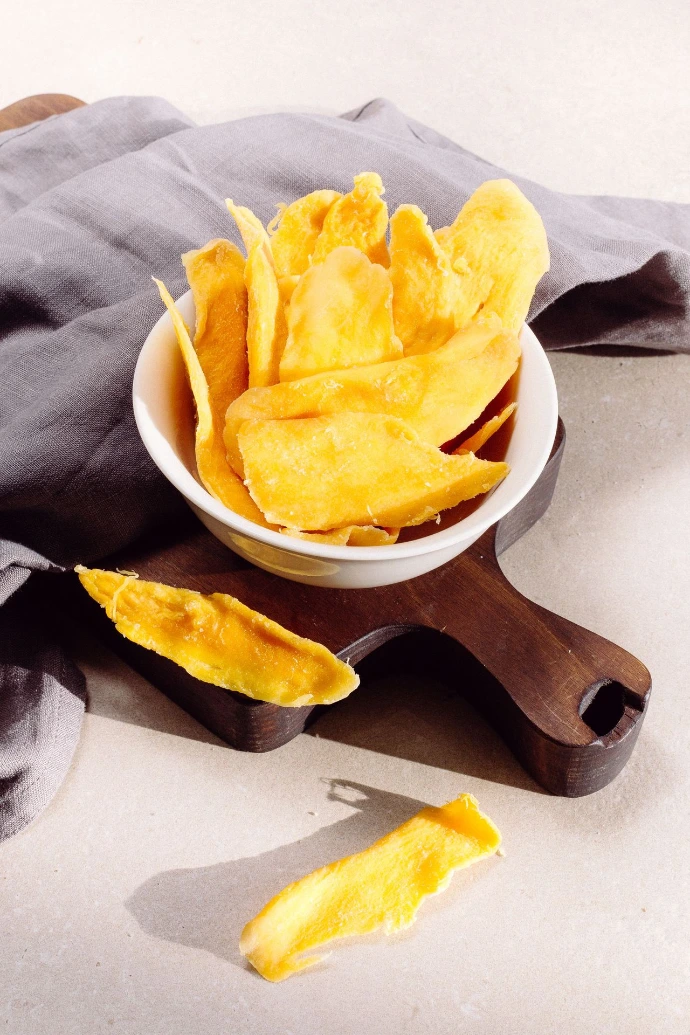 Tranches de mangue séchée bio dans un bol