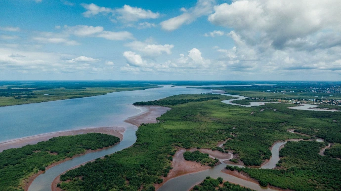 Vue aérienne d'une rivière en Afrique de l'Ouest, terroir d'origine des produits Natiireel