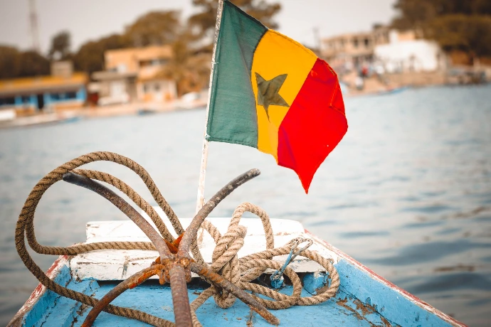 Drapeau du Sénégal sur une pirogue de pêche traditionnelle